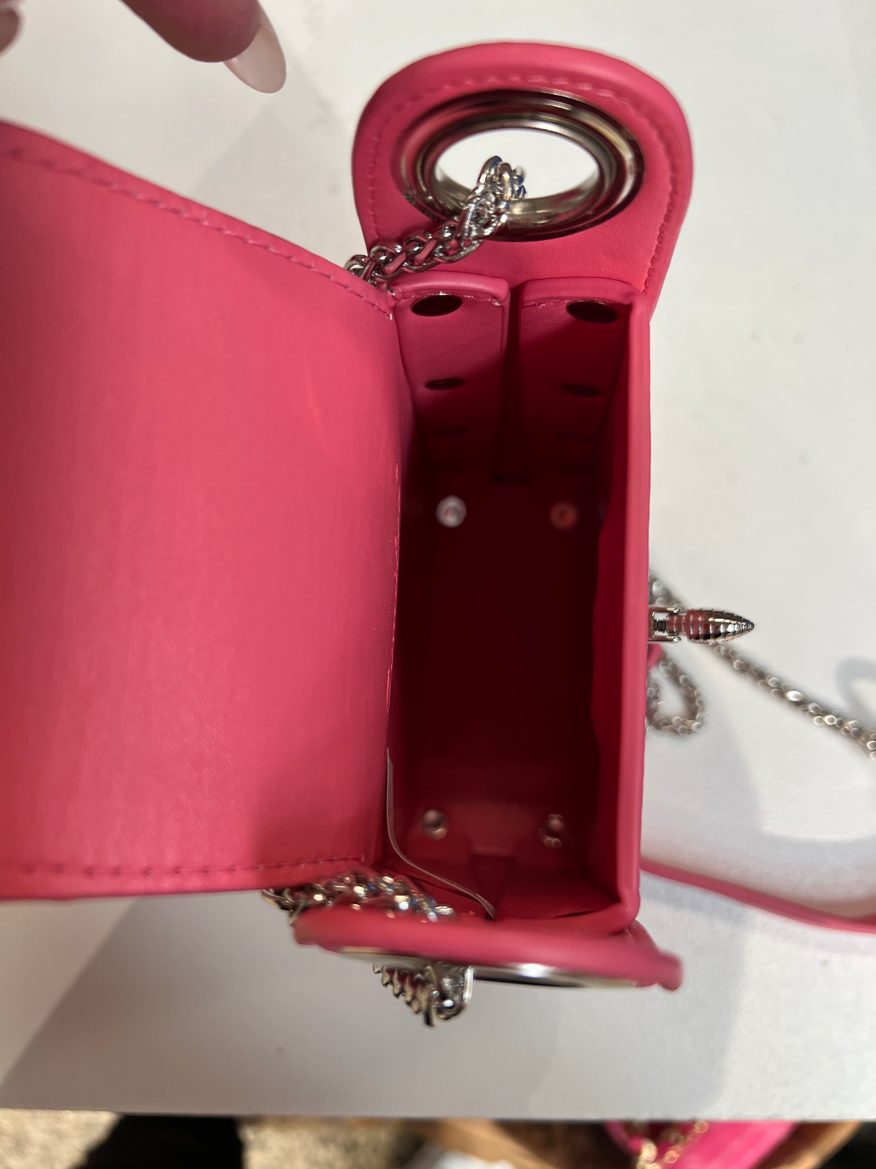 Layla - Cool liten väska med silverkedja och bi-försegling